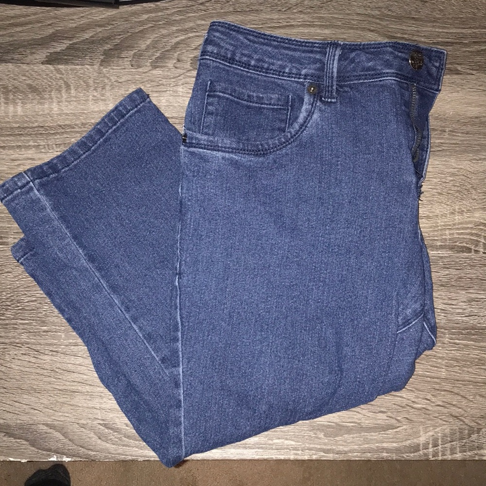 Hybrid and Company Capris size 15⭐️5 for $10 sale⭐️